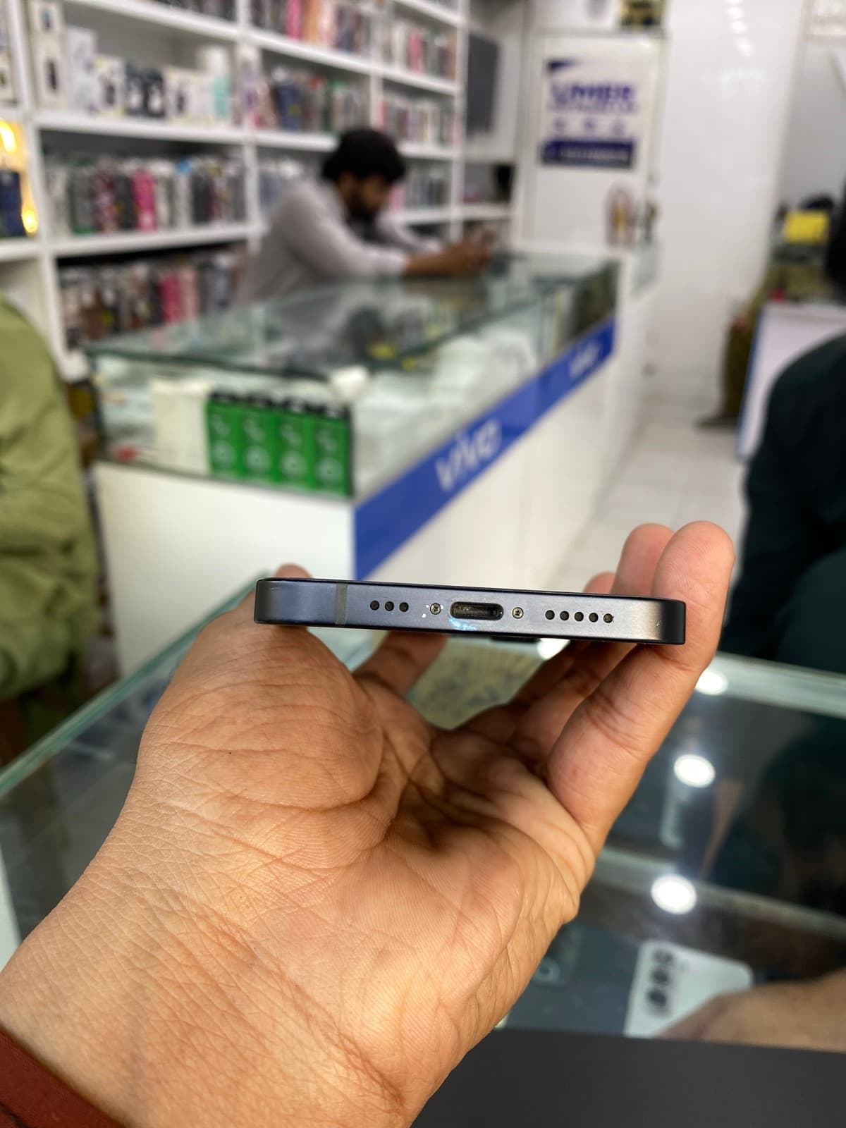 Apple iPhone 12 64GB in Black — photo 3