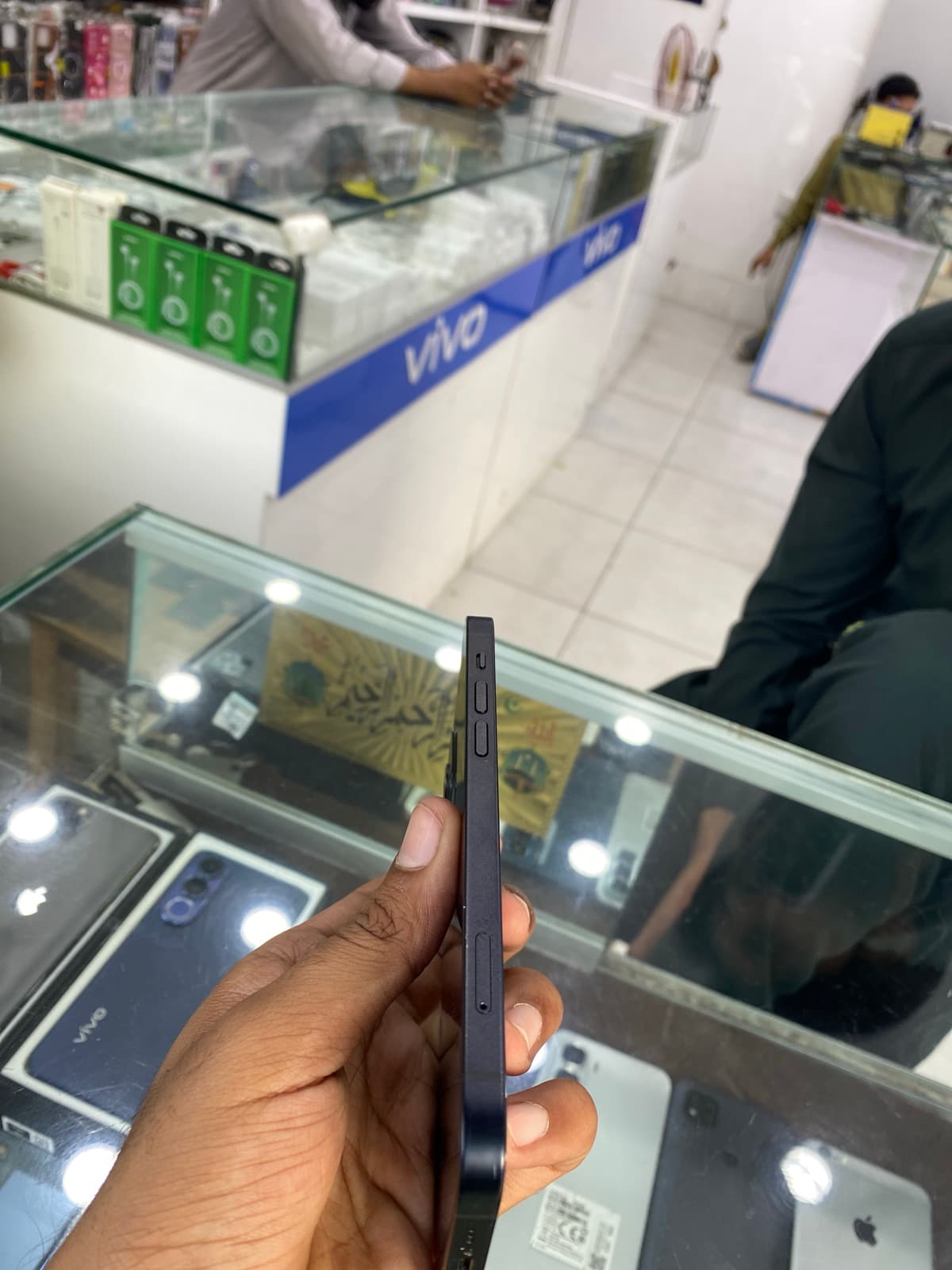Apple iPhone 12 64GB in Black — photo 4
