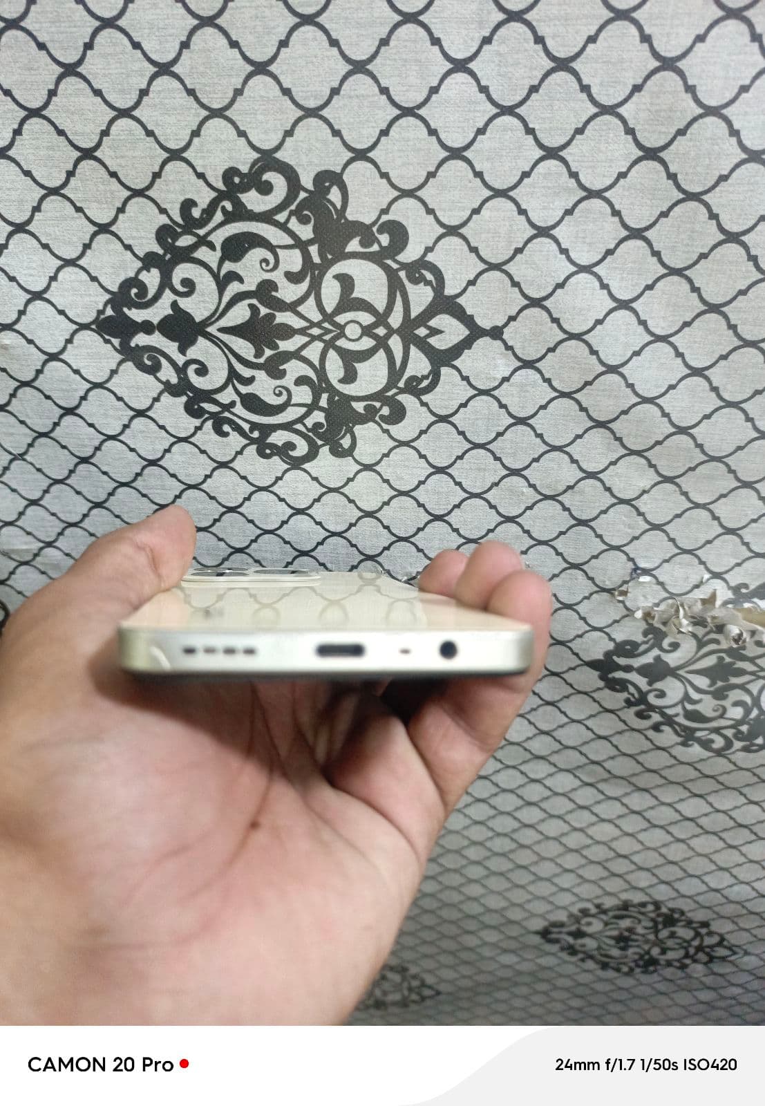 Realme C61 6GB / 128GB in Sparkle Gold — photo 3
