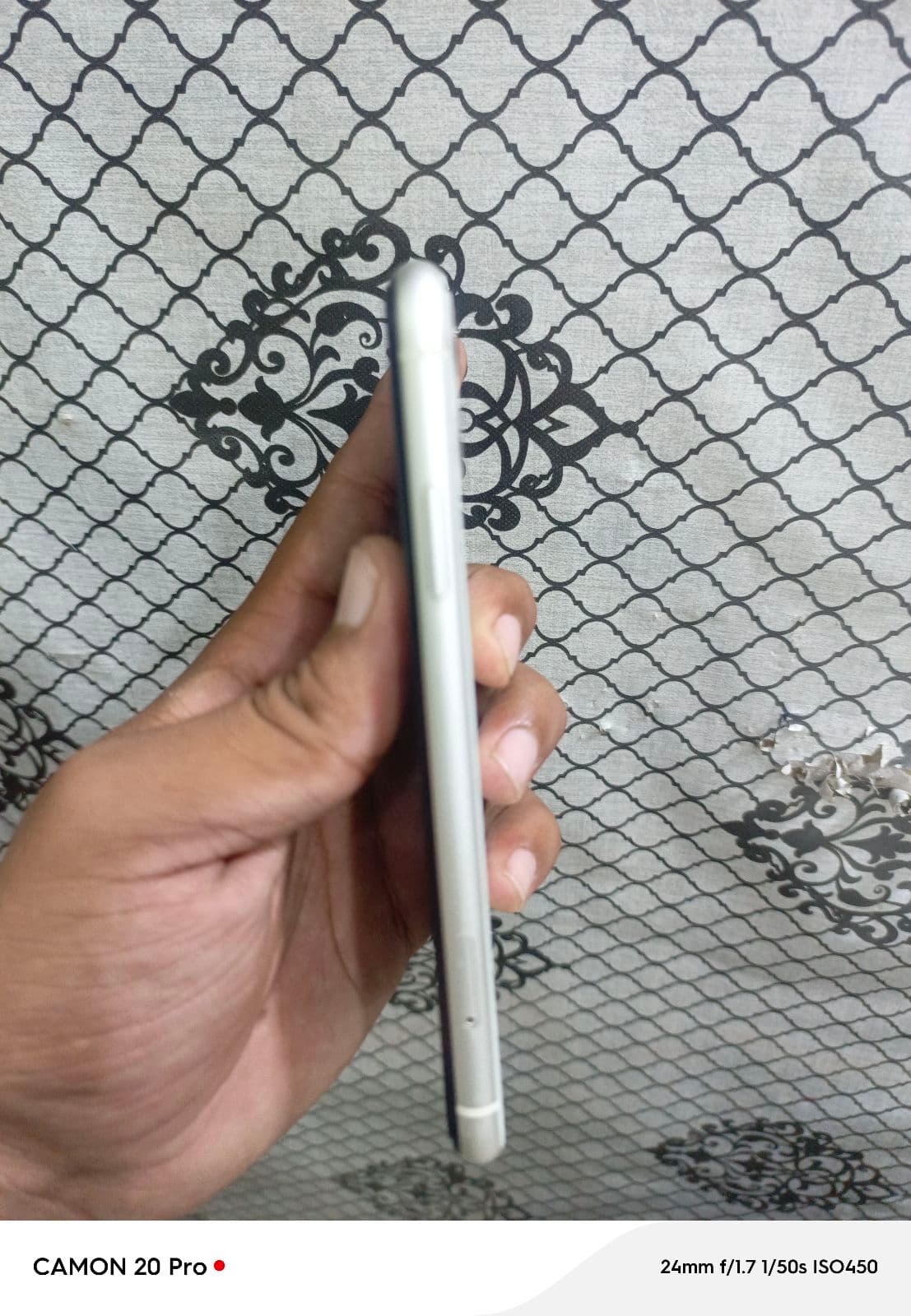 Apple iPhone 11 128GB in White — photo 2