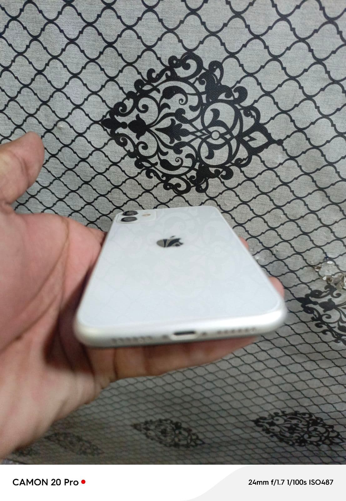 Apple iPhone 11 128GB in White — photo 3
