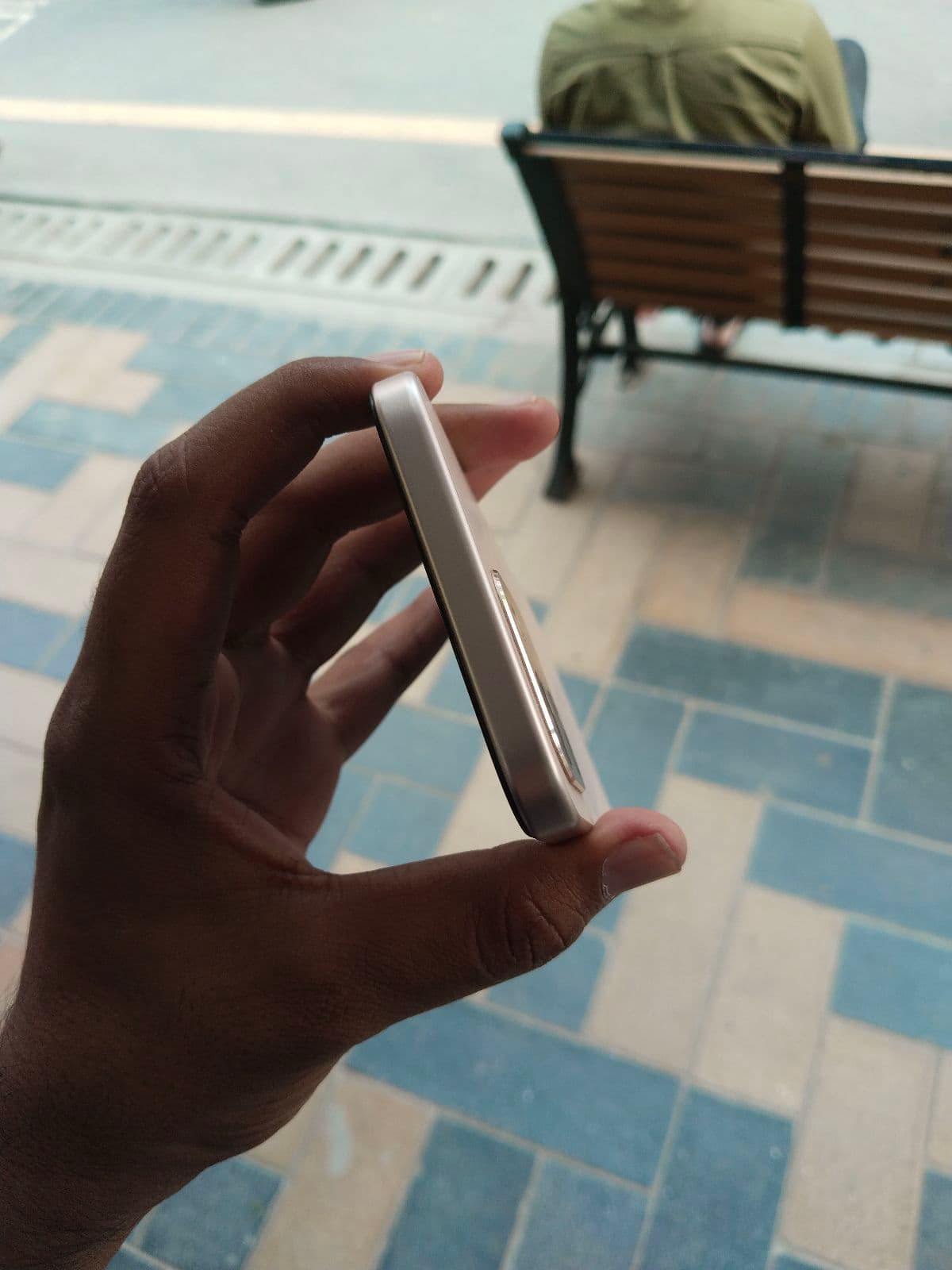 Oppo A6 8GB / 256GB in Aurora Gold — photo 3
