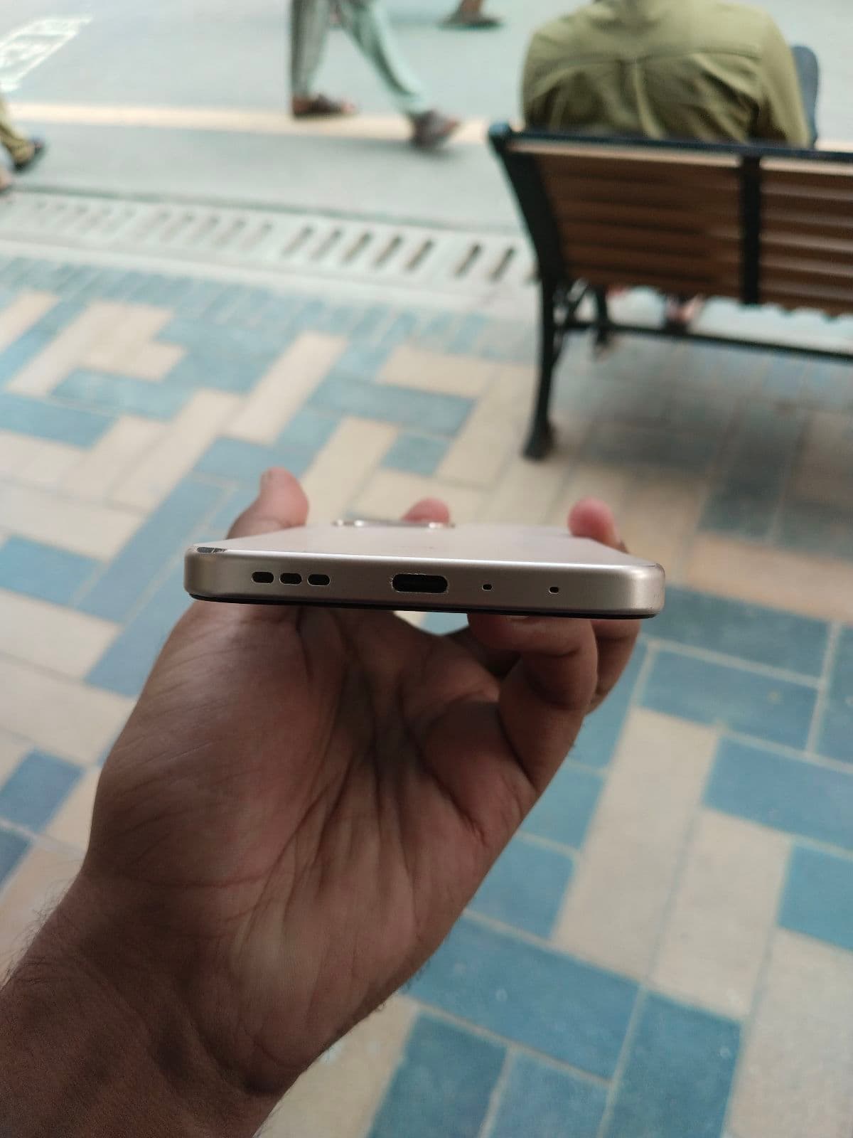 Oppo A6 8GB / 256GB in Aurora Gold — photo 4