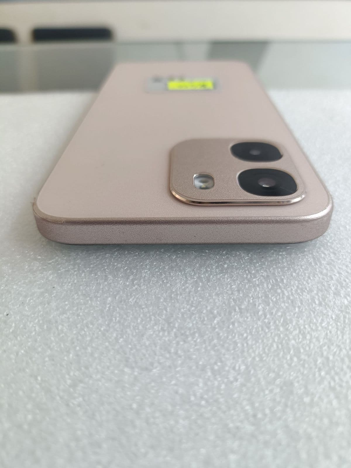 Oppo A6 8GB / 256GB in Aurora Gold — photo 3