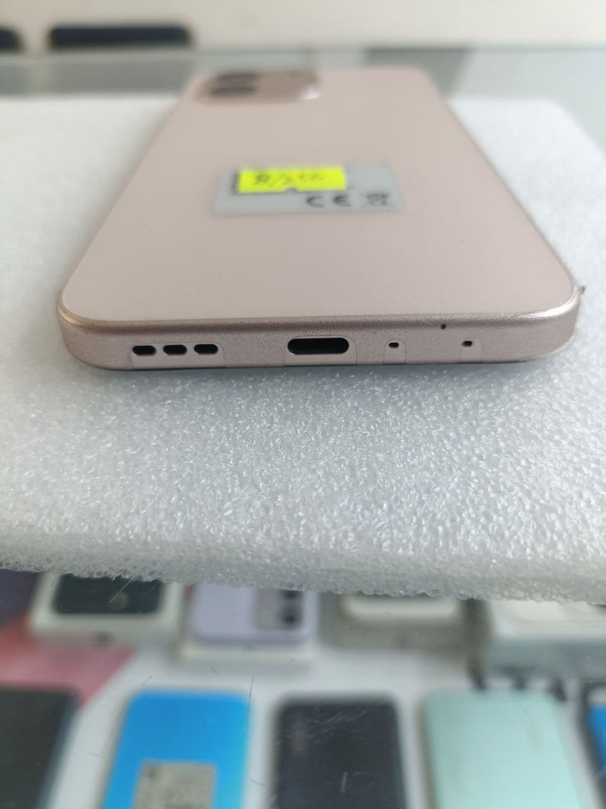 Oppo A6 8GB / 256GB in Aurora Gold — photo 2
