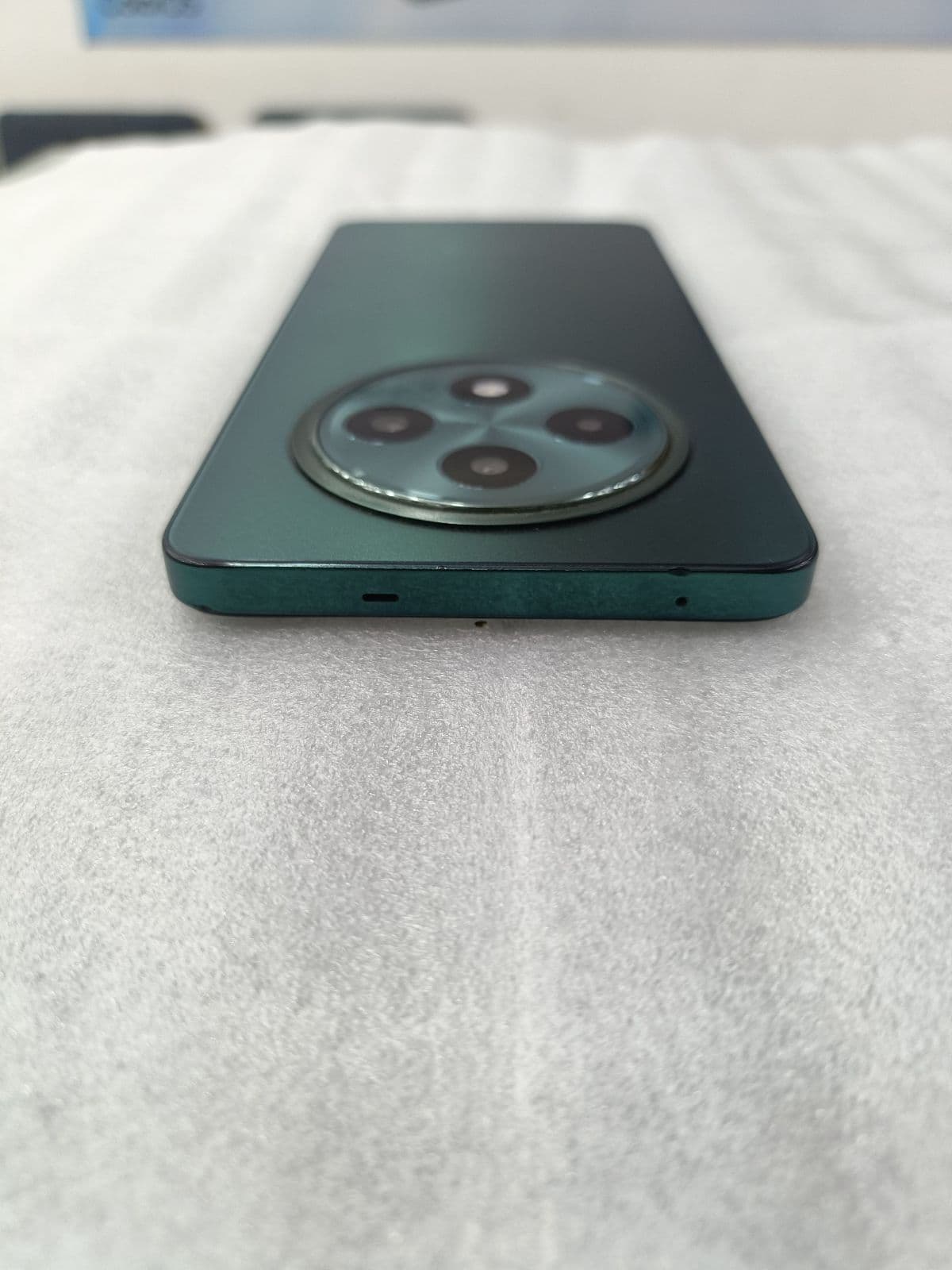 Oppo Reno 12 F 5G 12GB / 256GB in Olive Green — photo 3