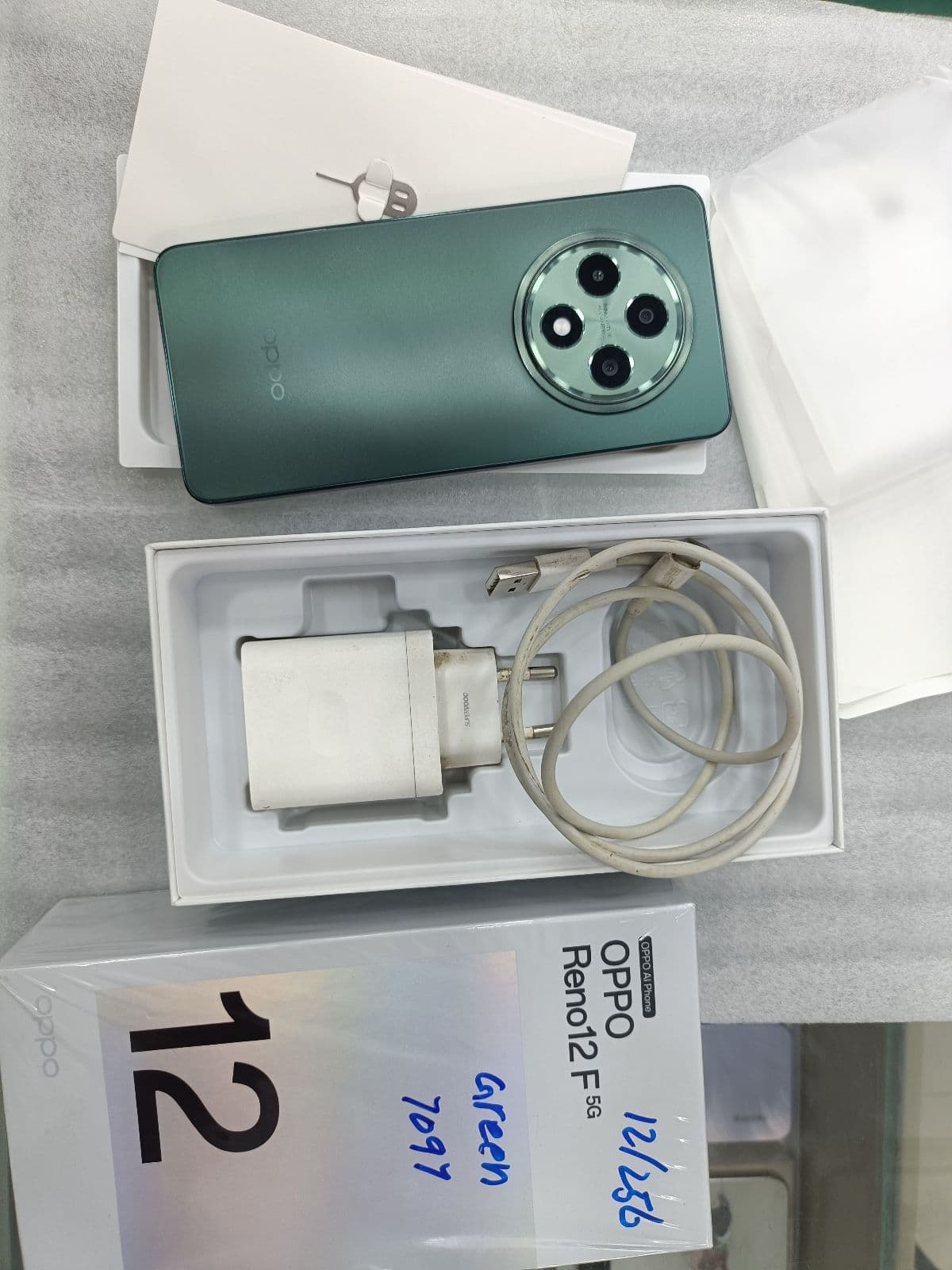 Oppo Reno 12 F 5G 12GB / 256GB in Olive Green — photo 5