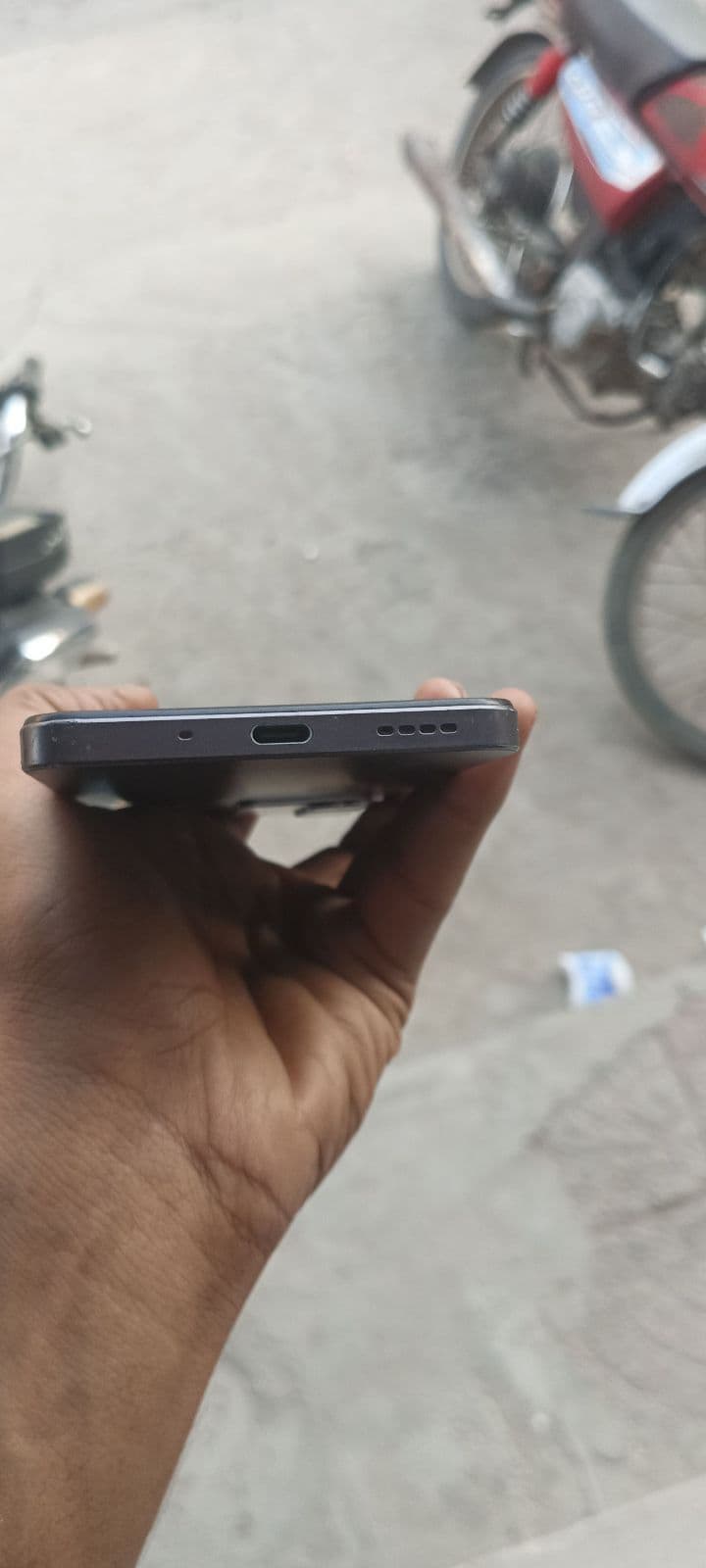 Realme C75 8GB / 128GB in Storm Black — photo 3