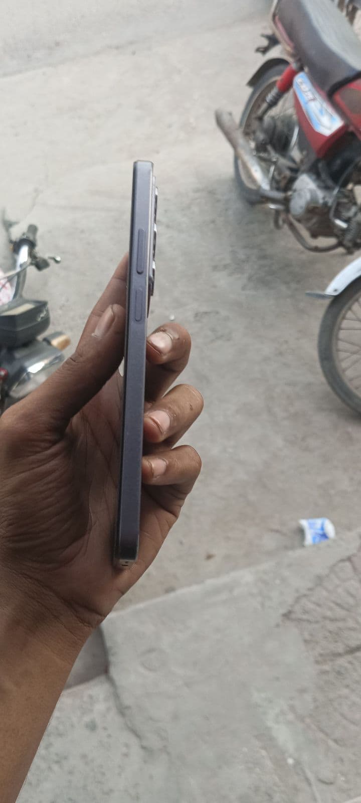 Realme C75 8GB / 128GB in Storm Black — photo 4