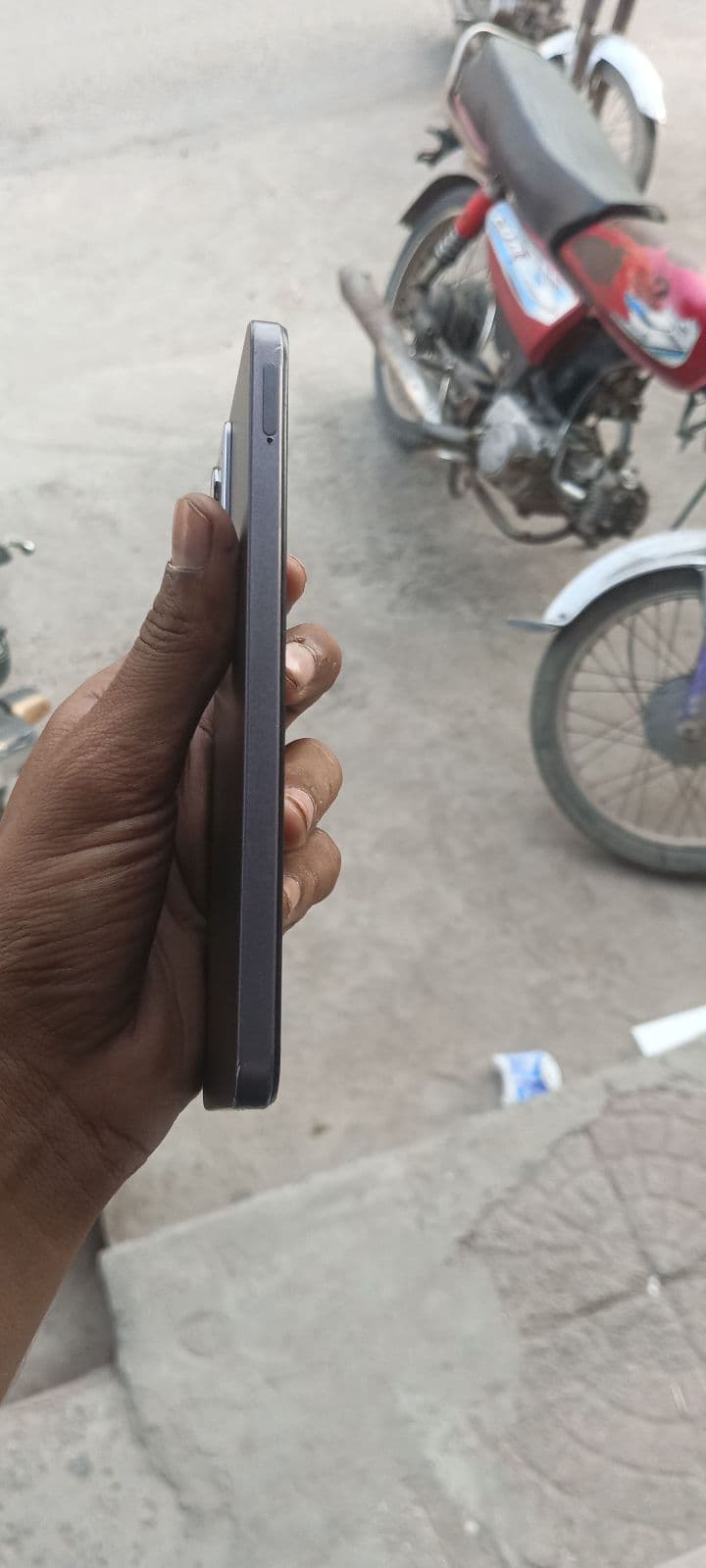 Realme C75 8GB / 128GB in Storm Black — photo 5