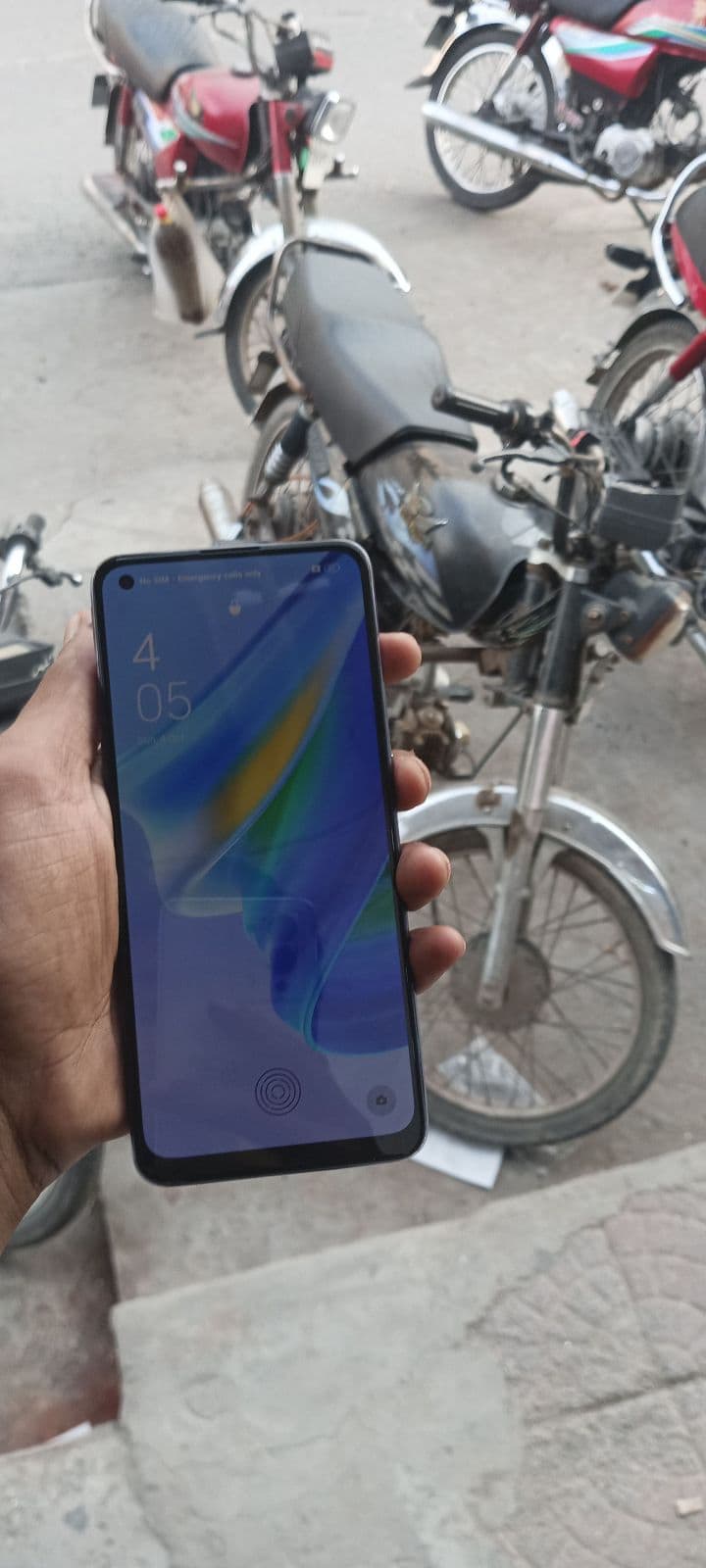 Oppo A95 8GB / 128GB in Glowing Rainbow Silver — photo 2