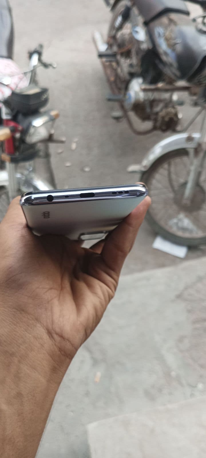 Oppo A95 8GB / 128GB in Glowing Rainbow Silver — photo 3