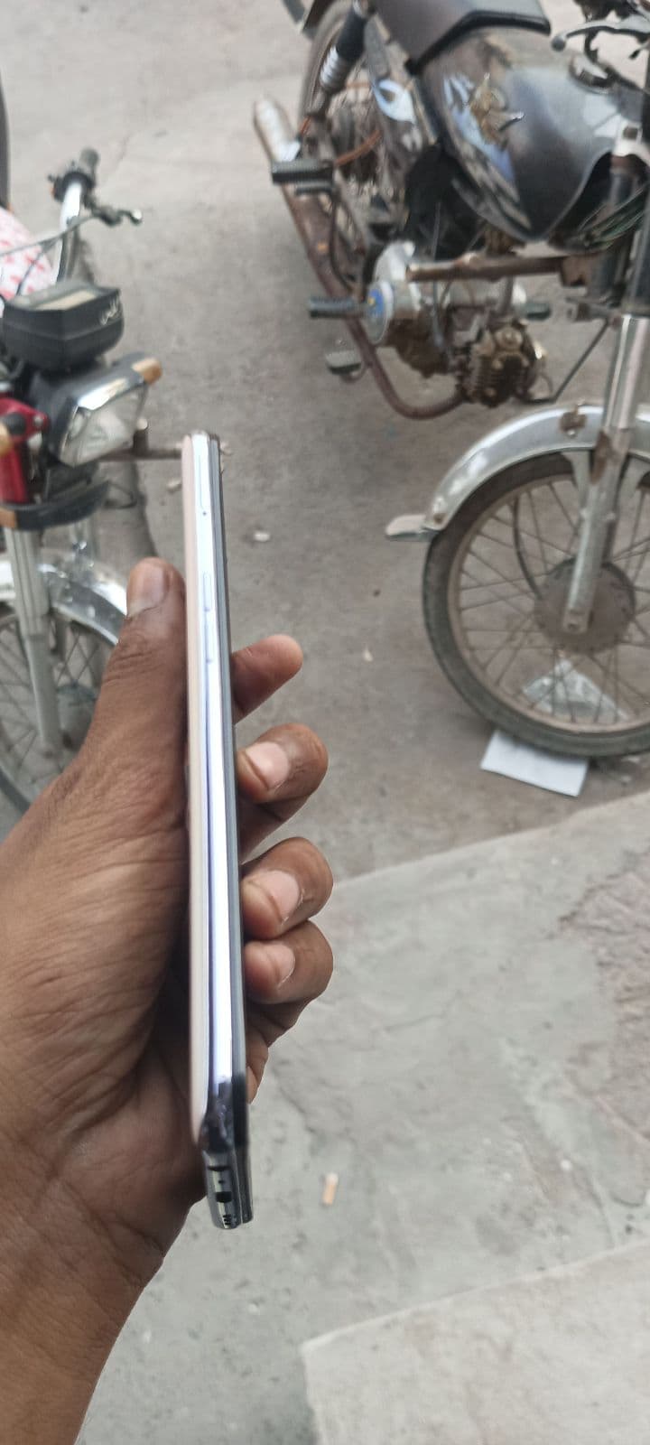 Oppo A95 8GB / 128GB in Glowing Rainbow Silver — photo 4