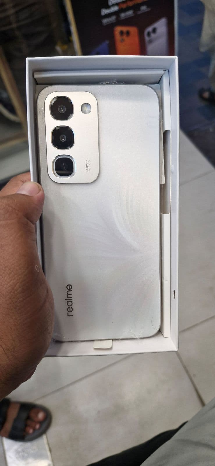 Realme C100 8GB / 256GB in Glory White — photo 1