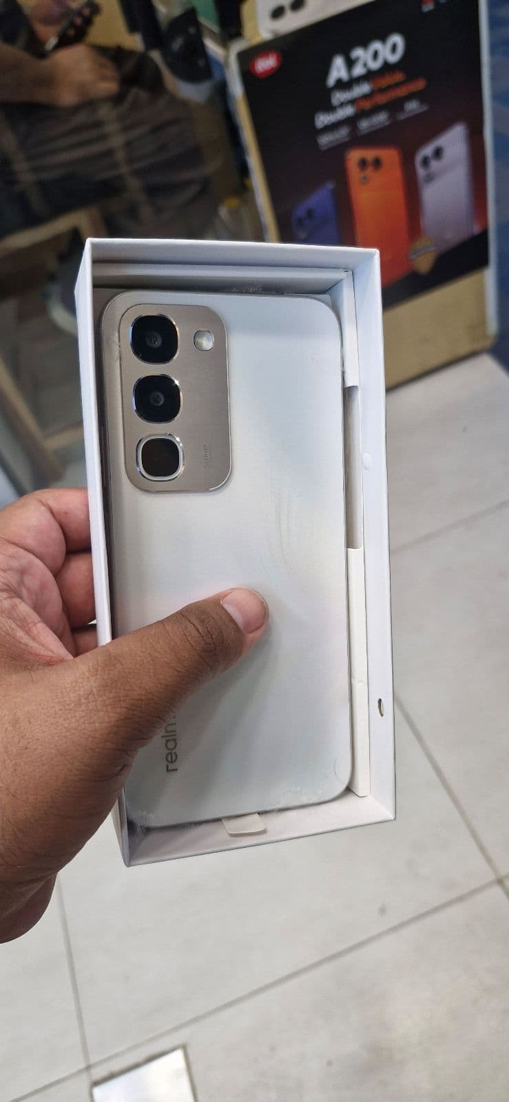 Realme C100 8GB / 256GB in Glory White — photo 3