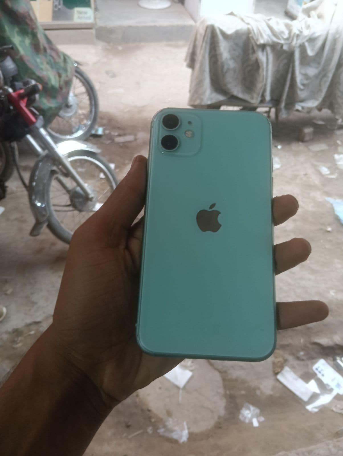 iPhone 11 · 64GB