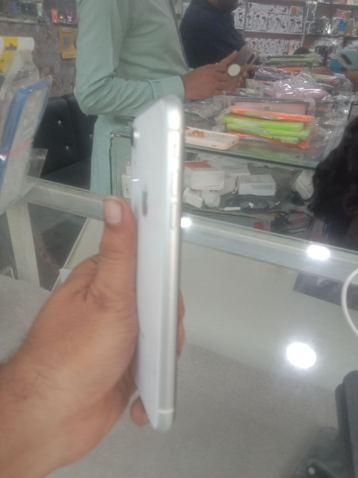 Apple iPhone XR 128GB in White — photo 3