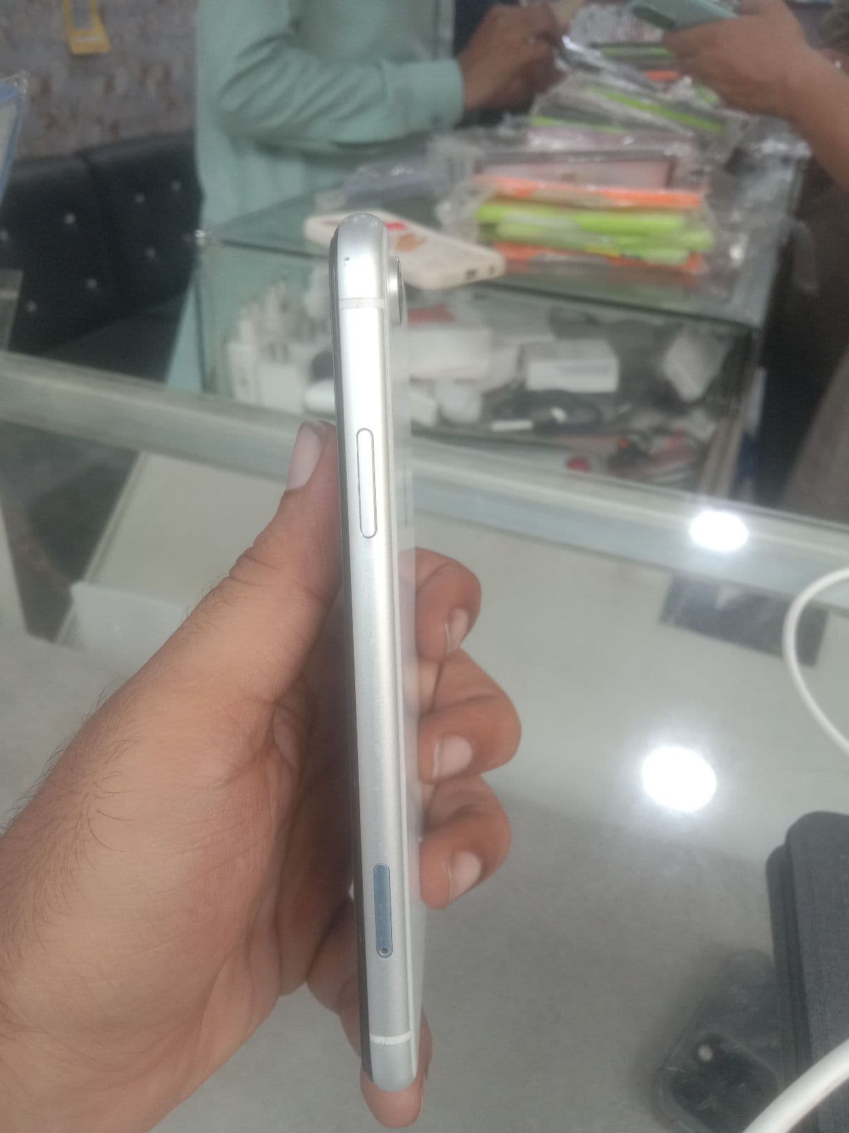 Apple iPhone XR 128GB in White — photo 4