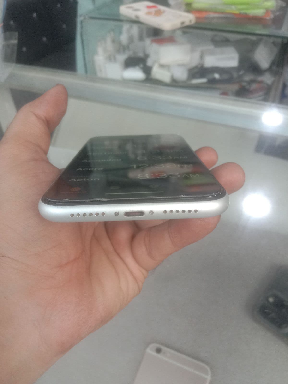 Apple iPhone XR 128GB in White — photo 5
