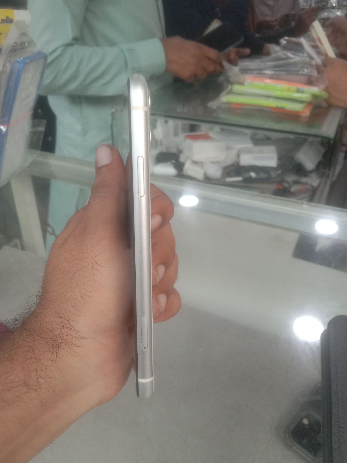 Apple iPhone 11 64GB in White — photo 3