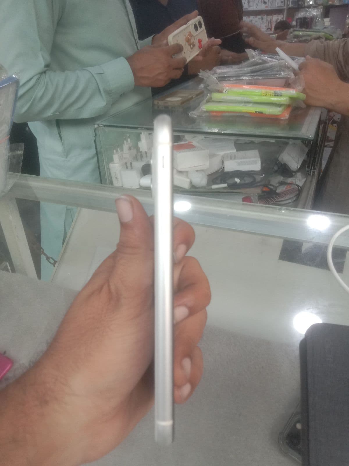 Apple iPhone 11 64GB in White — photo 4