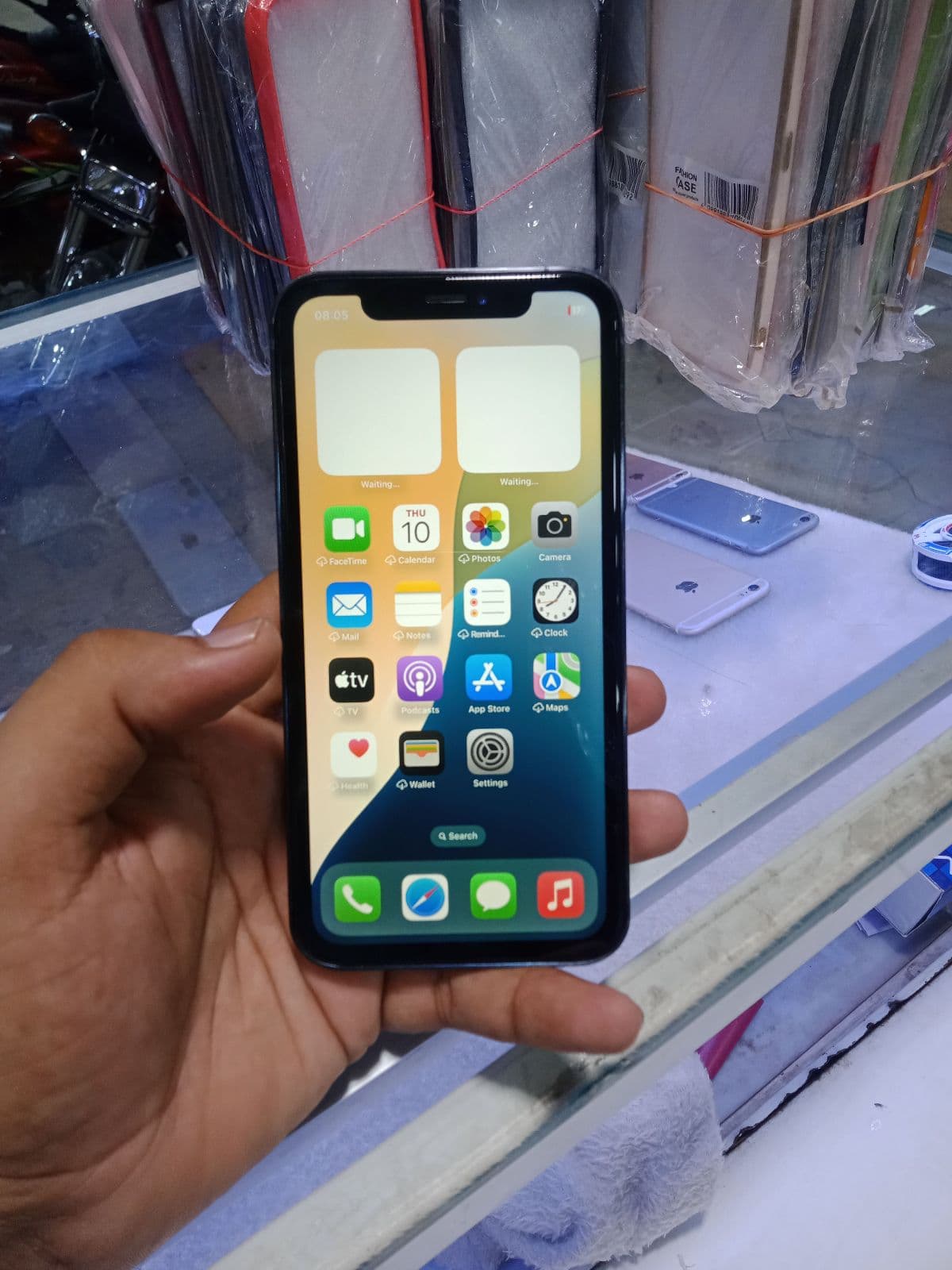 iPhone XR · 64GB