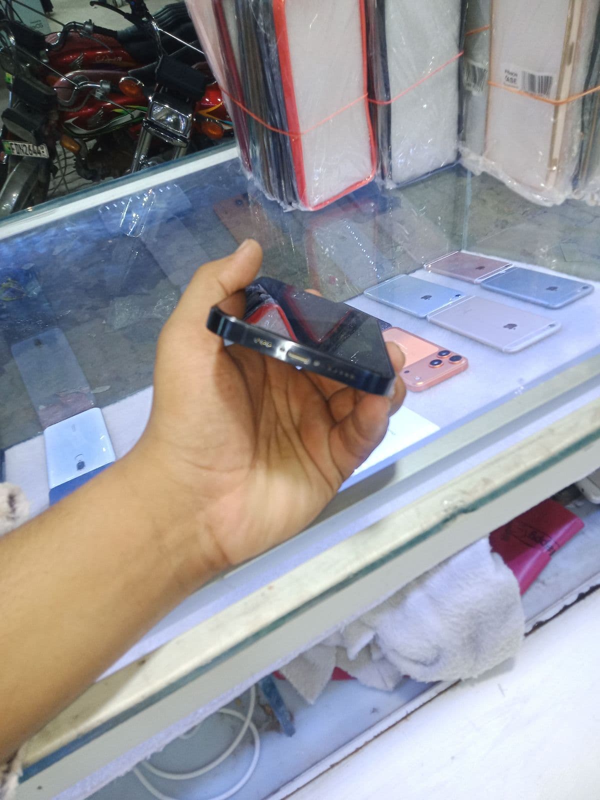 Apple iPhone XR 64GB in Black — photo 5