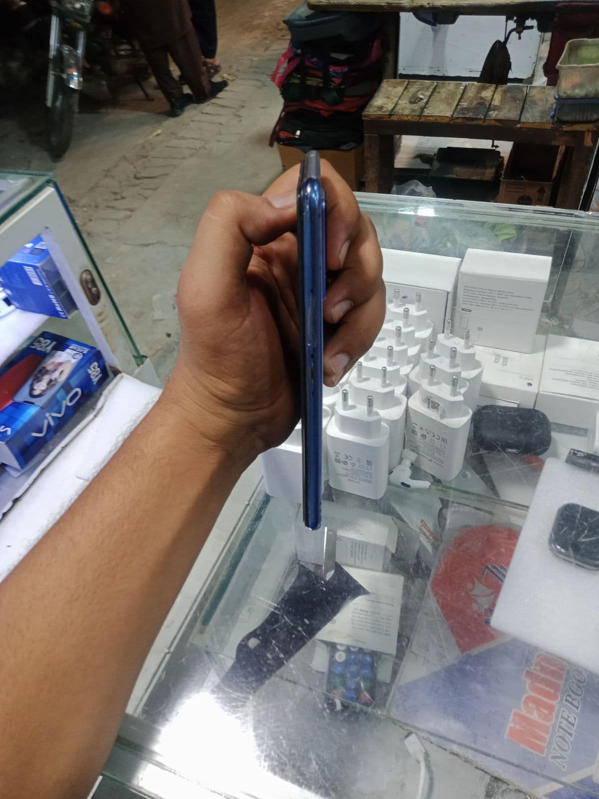 Vivo V21e 8GB / 128GB in Diamond Flare — photo 5