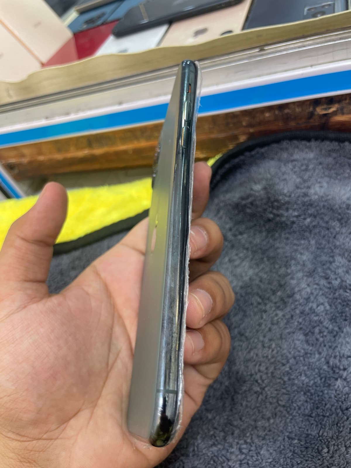 Apple iPhone 11 Pro Max 64GB in Midnight Green — photo 4