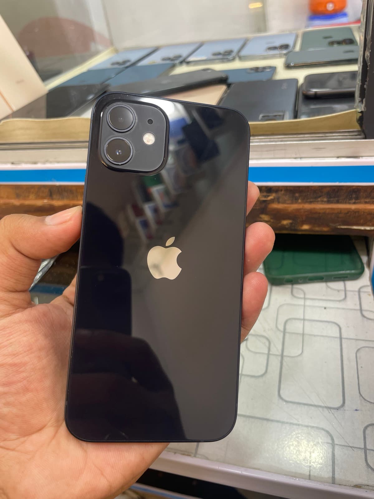 iPhone 12 · 64GB