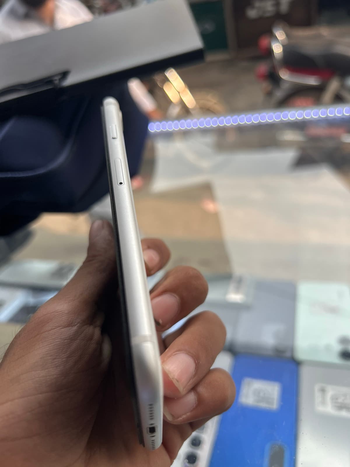 Apple iPhone SE (2020) 64GB in White — photo 2
