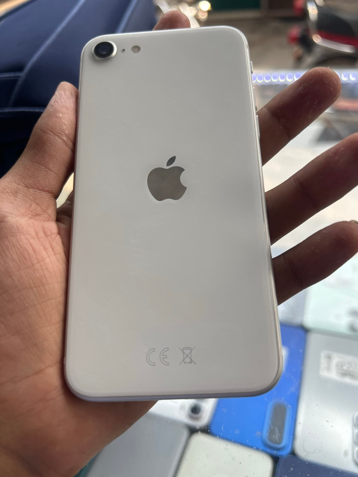 Apple iPhone SE (2020) 64GB in White — photo 3
