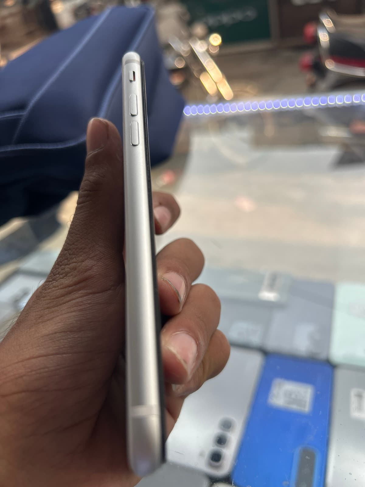 Apple iPhone SE (2020) 64GB in White — photo 4