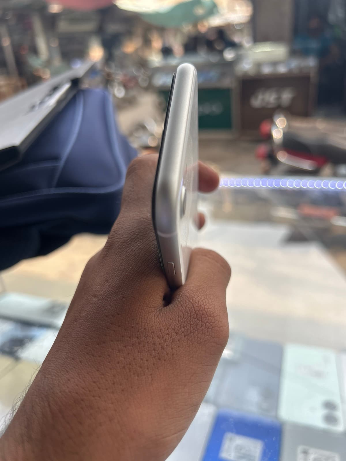 Apple iPhone SE (2020) 64GB in White — photo 5