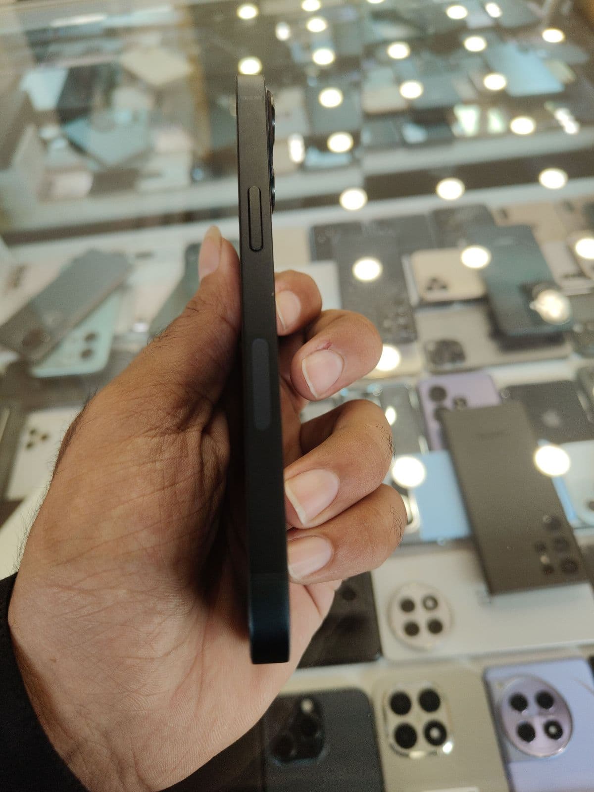 Apple iPhone 13 128GB in Midnight — photo 4