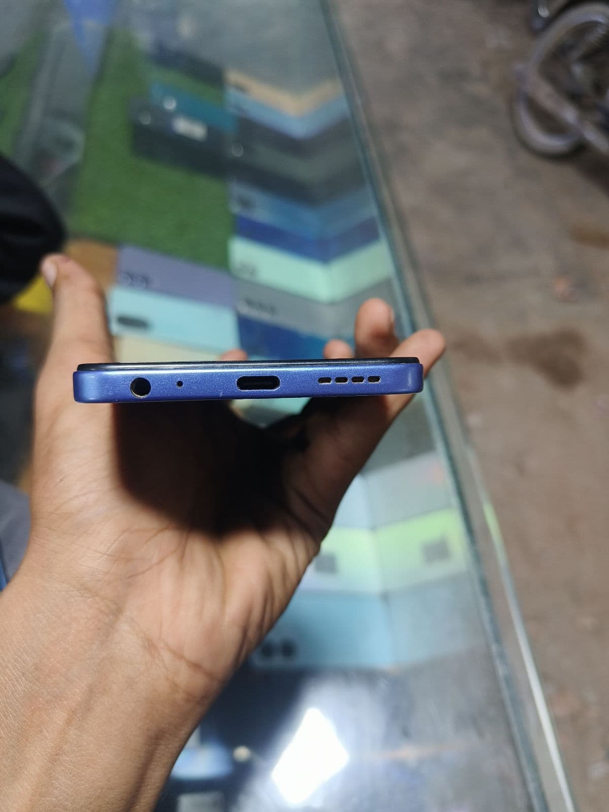 Infinix Hot 60i 6GB / 128GB in Shadow Blue — photo 3