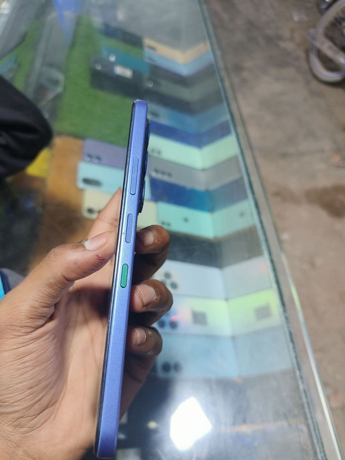 Infinix Hot 60i 6GB / 128GB in Shadow Blue — photo 4