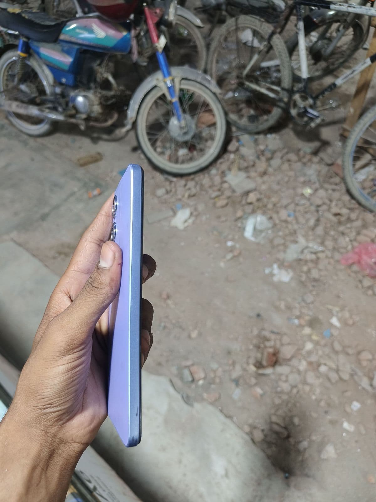 Vivo Y17s 6GB / 128GB in Glitter Purple — photo 5