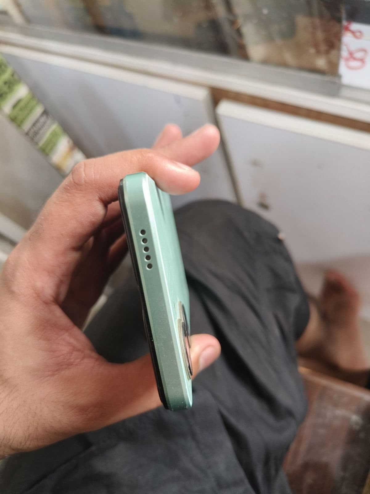 Vivo Y03t 4GB / 64GB in Gem Green — photo 3