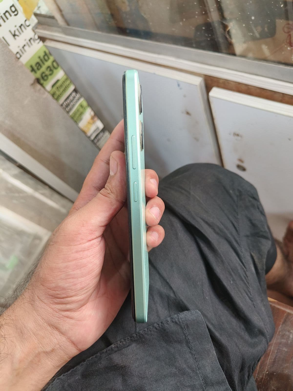Vivo Y03t 4GB / 64GB in Gem Green — photo 2