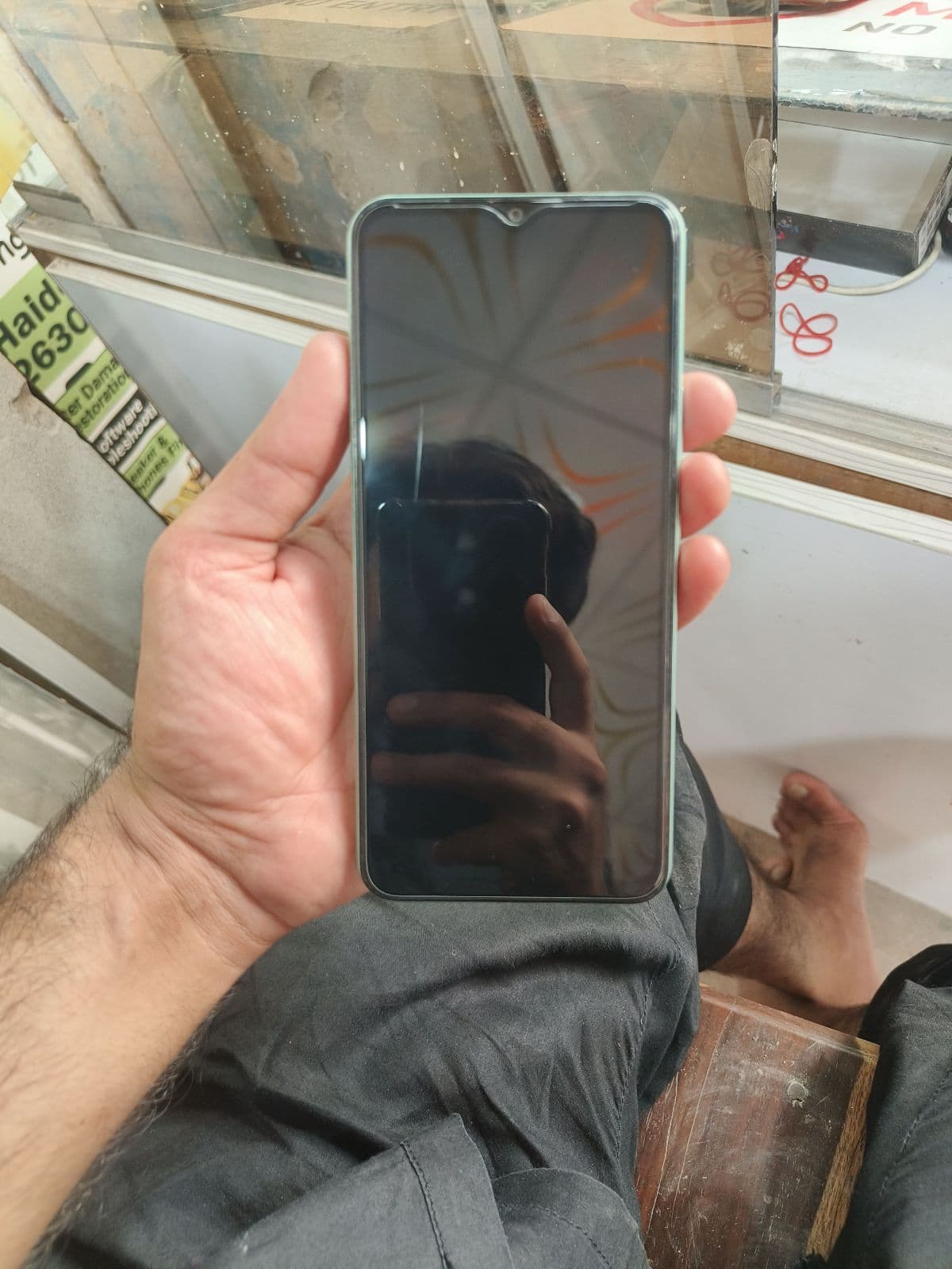 Vivo Y03t 4GB / 64GB in Gem Green — photo 4