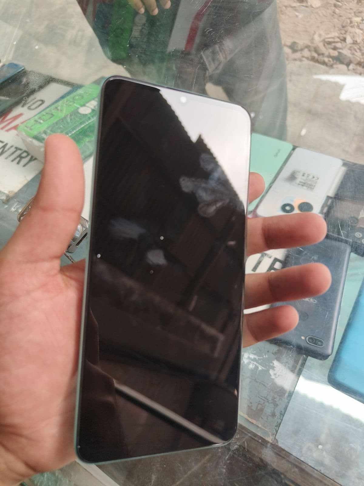 Realme C51 4GB / 64GB in Mint Green — photo 3