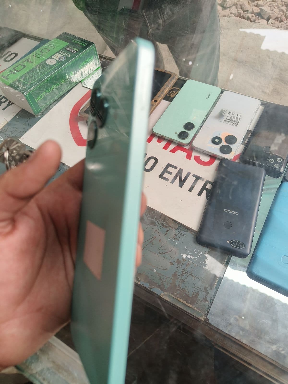 Realme C51 4GB / 64GB in Mint Green — photo 2
