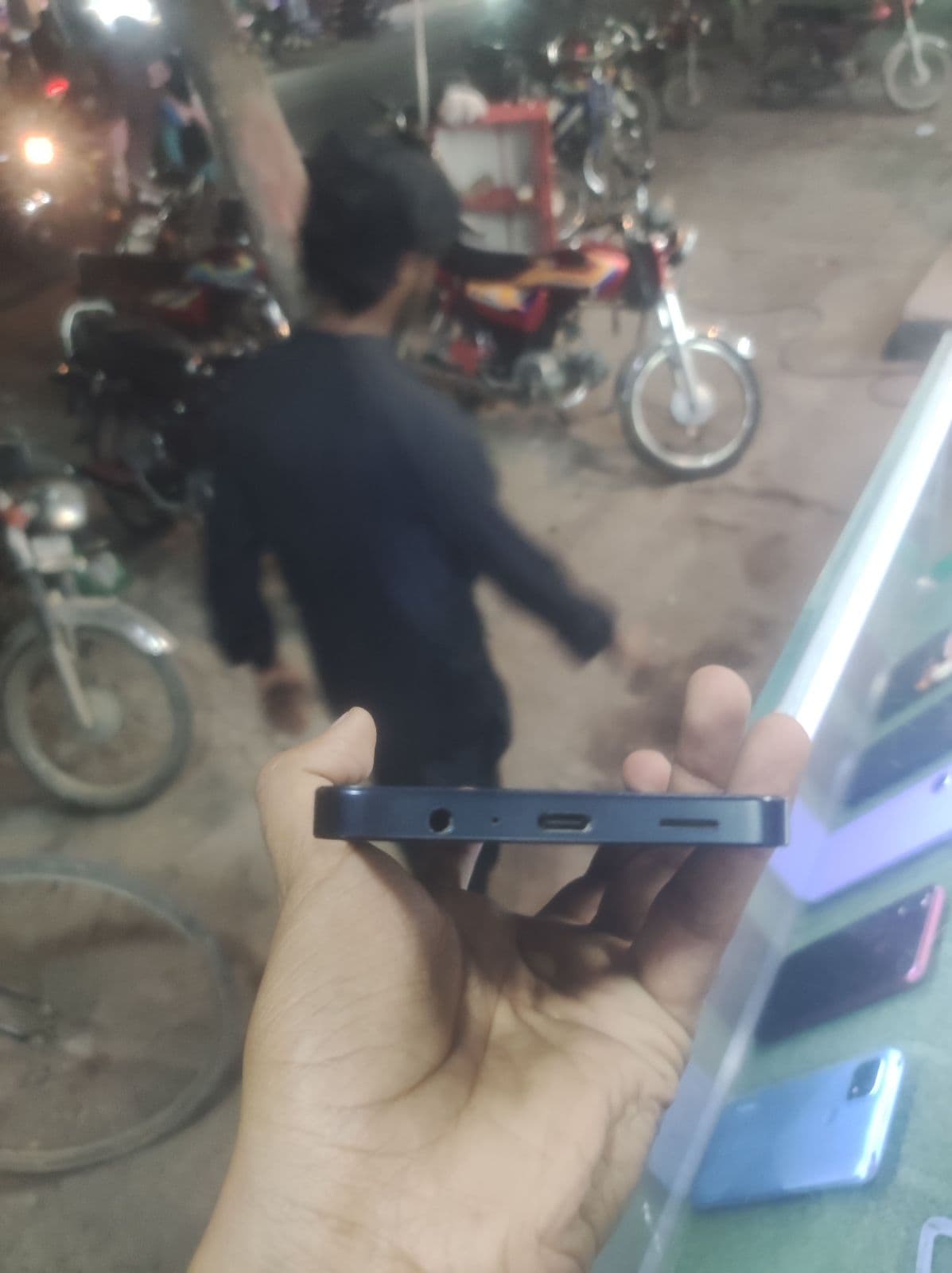 Samsung Galaxy A06 4GB / 128GB in Black — photo 3