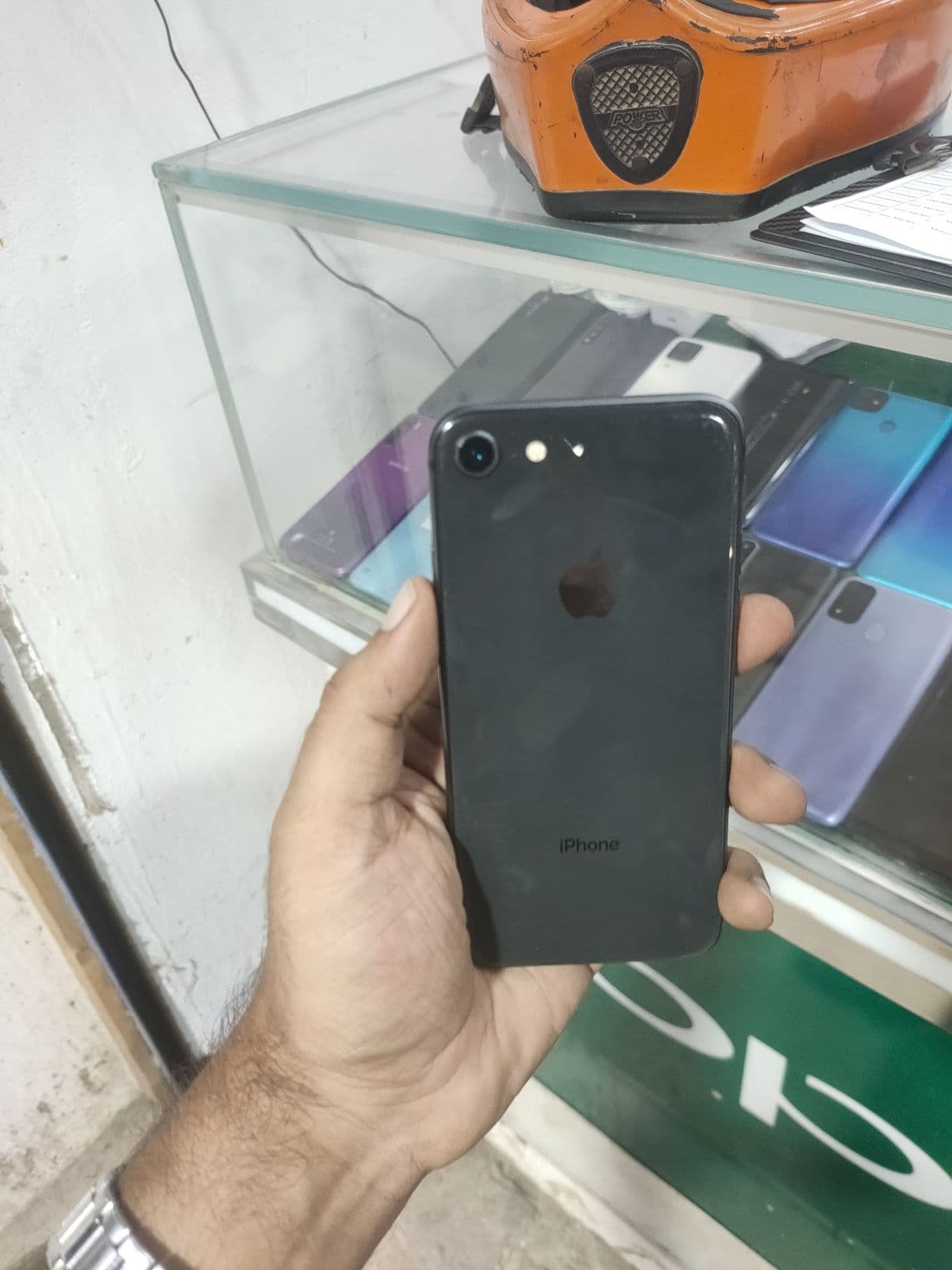 iPhone 8 · 64GB
