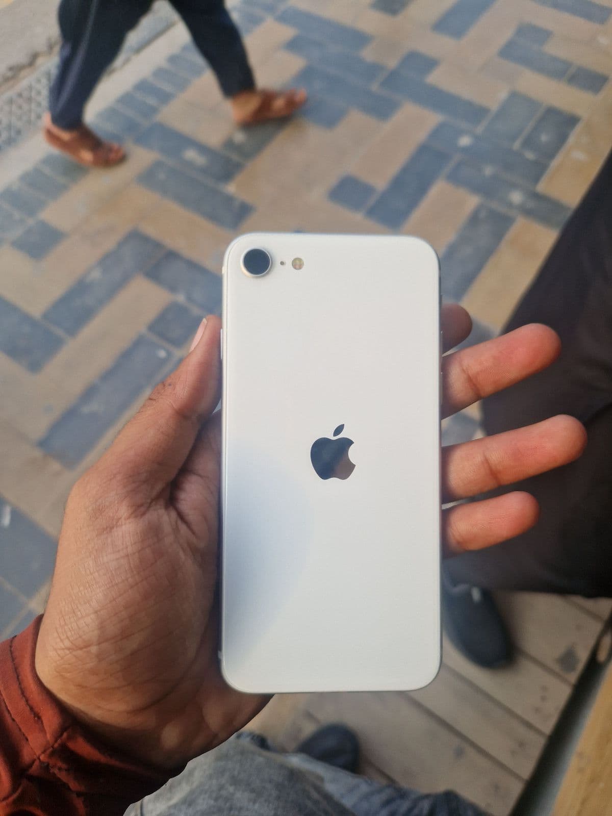 iPhone SE (2022) · 64GB