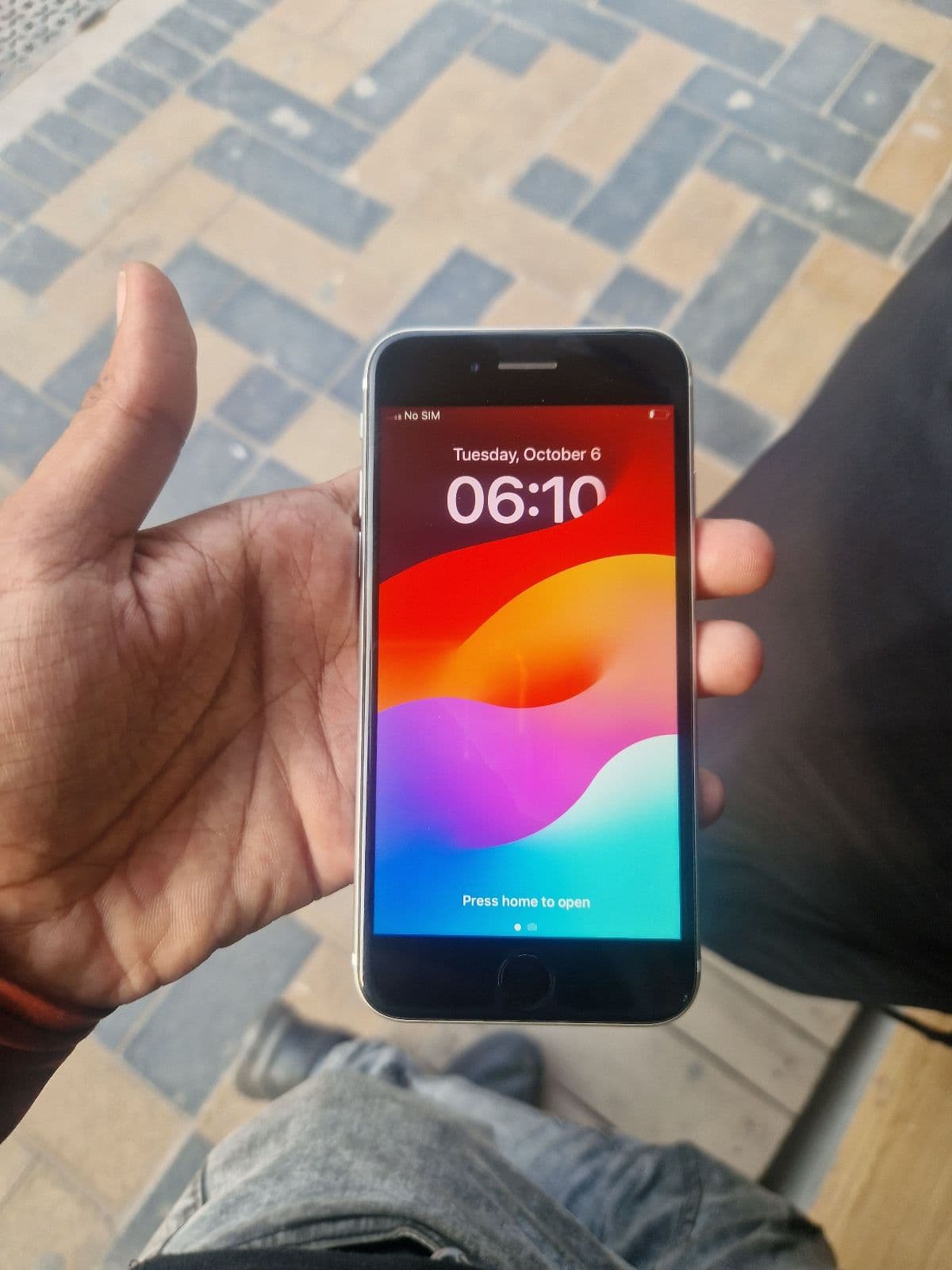 Apple iPhone SE (2022) 64GB in Starlight — photo 2