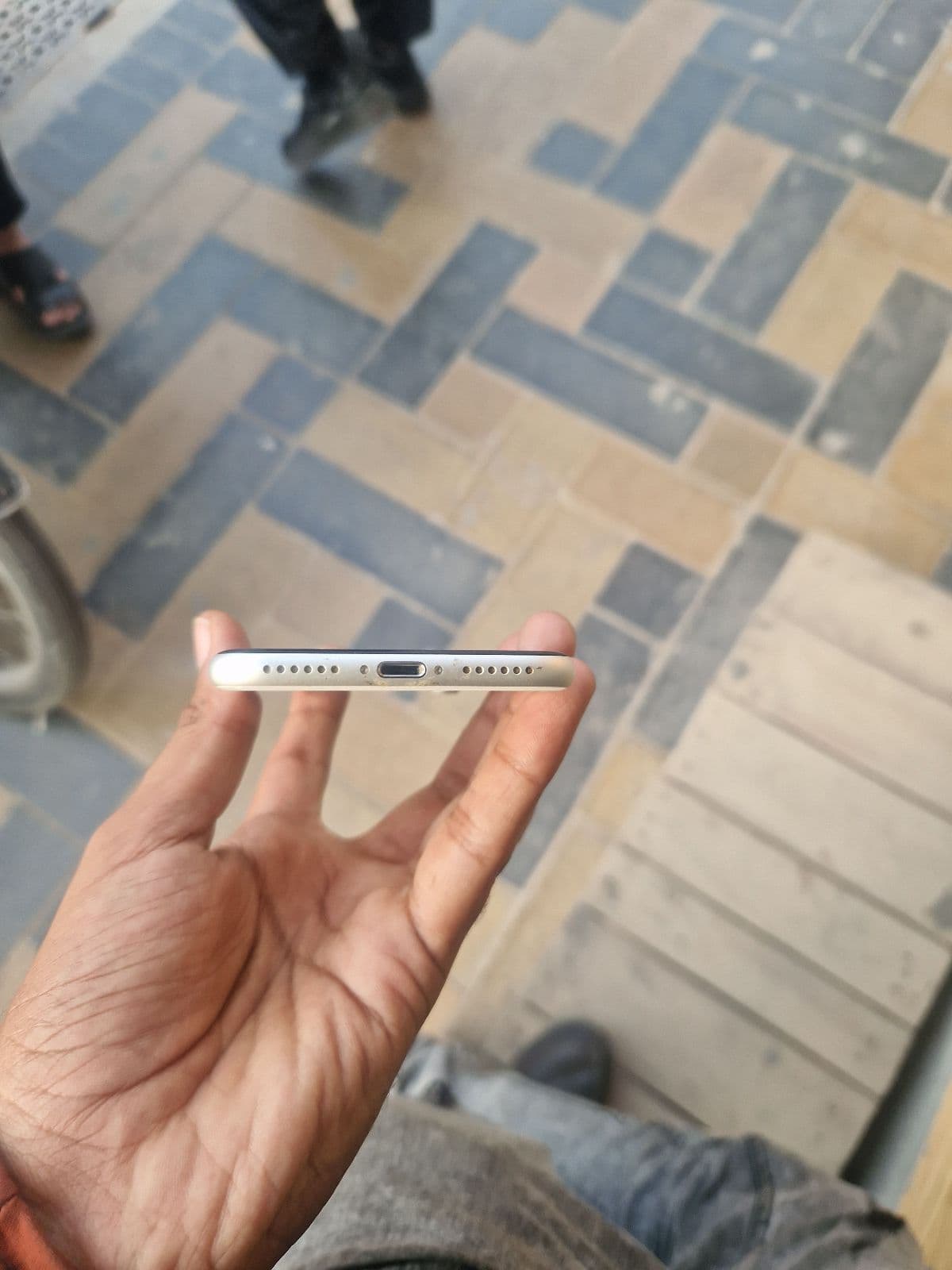 Apple iPhone SE (2022) 64GB in Starlight — photo 4