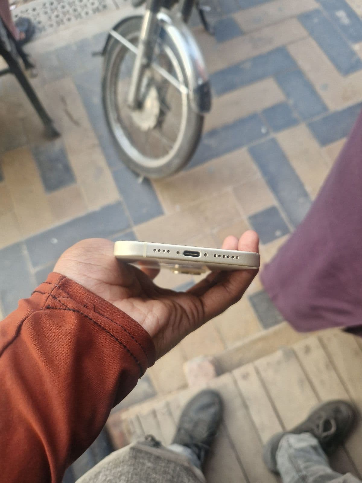Apple iPhone 15 Plus 128GB in Yellow — photo 3