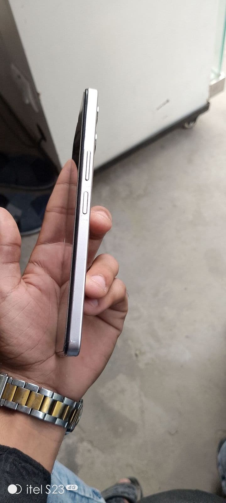 Vivo Y04 4GB / 64GB in Titanium Gold — photo 3